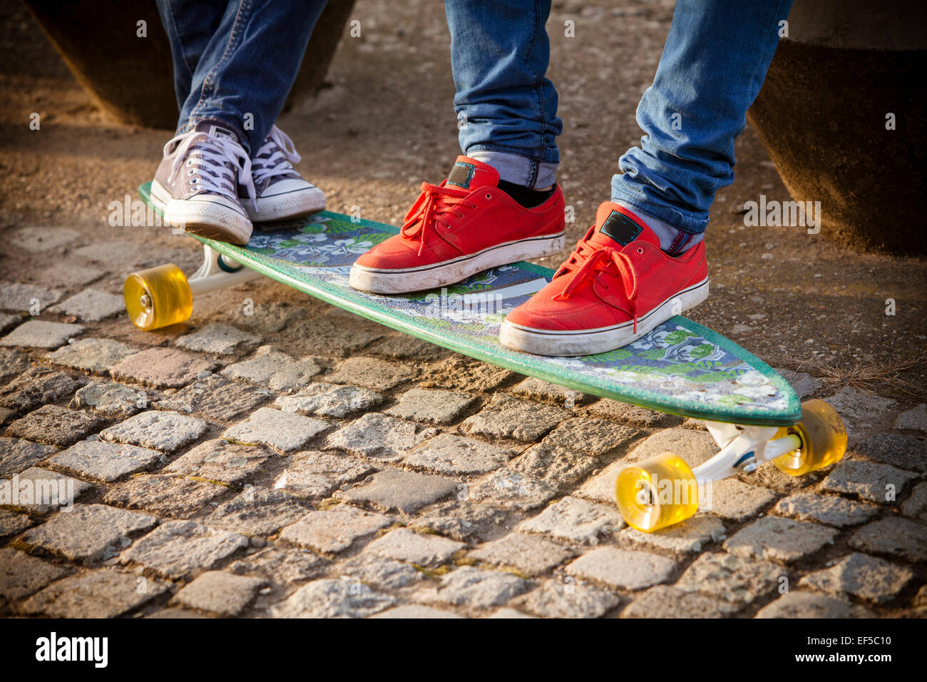 Sportschuhe auf skateboard Stockfoto