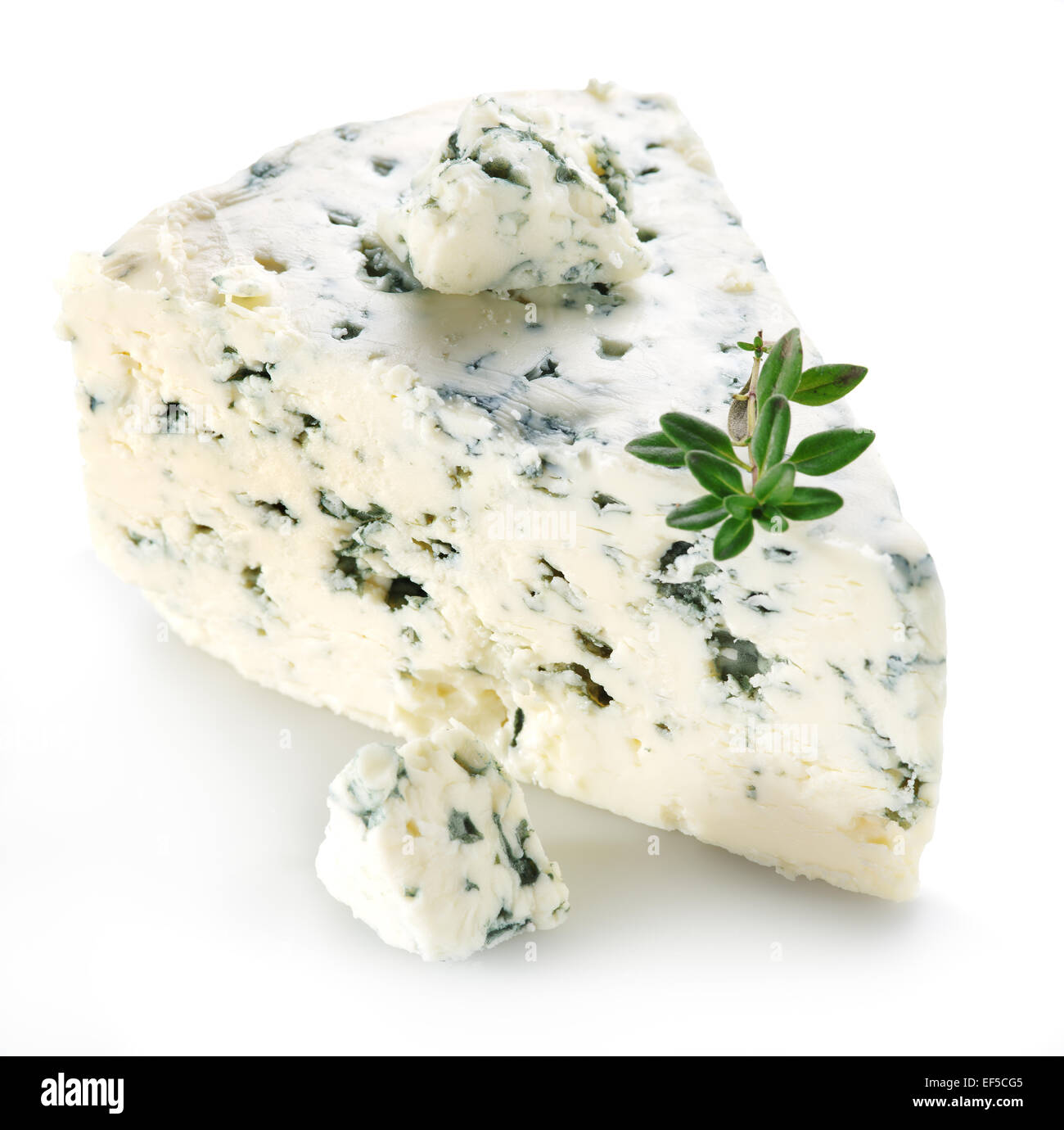 Dänische blau Käsescheiben auf weißem Hintergrund. Stockfoto