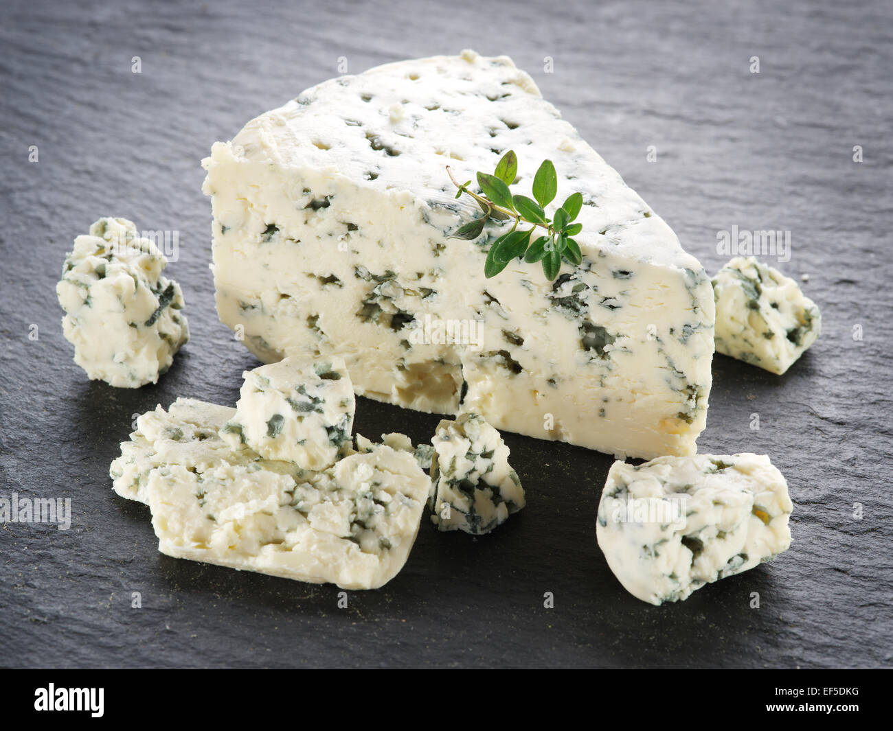 Dänische blau Käsescheiben auf die graue Steinoberfläche. Stockfoto
