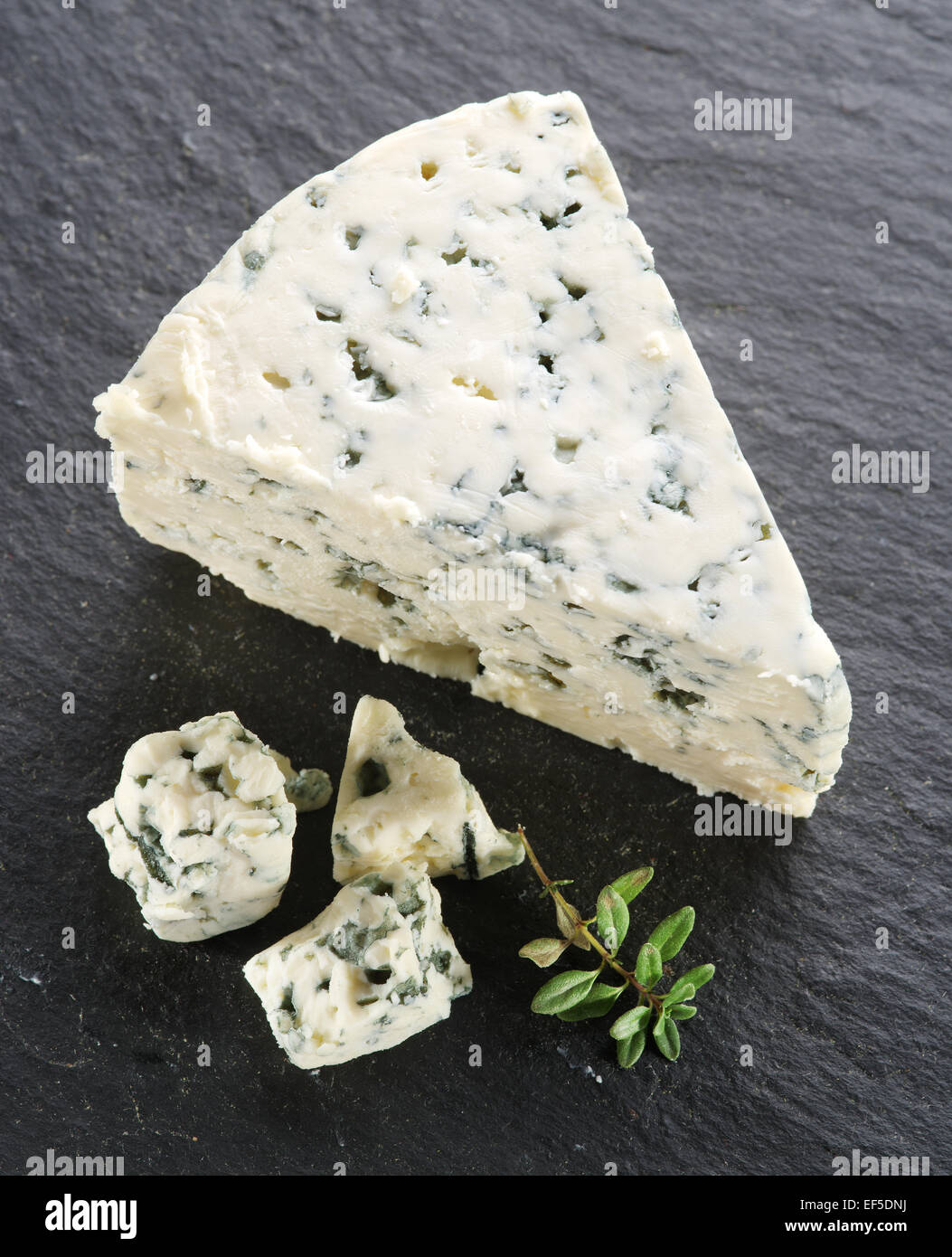 Dänische blau Käsescheiben auf die graue Steinoberfläche. Stockfoto