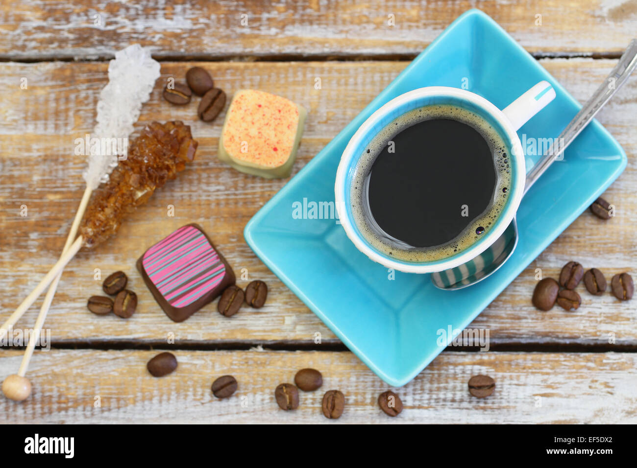 Tasse Kaffee, Schokolade und Zucker klebt auf rustikalen Holzoberfläche Stockfoto