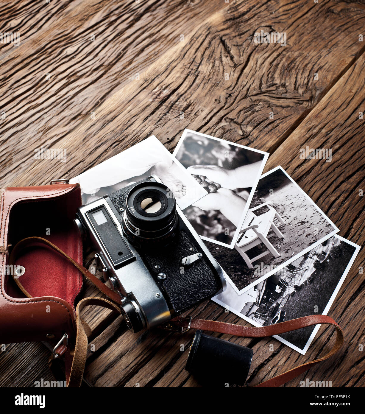 Alten Messsucherkamera und schwarz-weiß-Fotos auf dem alten Holztisch. Stockfoto