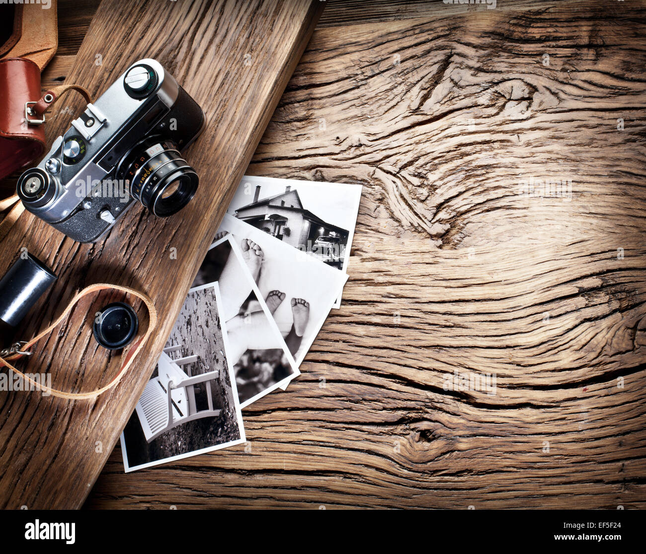 Alten Messsucherkamera und schwarz-weiß-Fotos auf dem alten Holztisch. Stockfoto