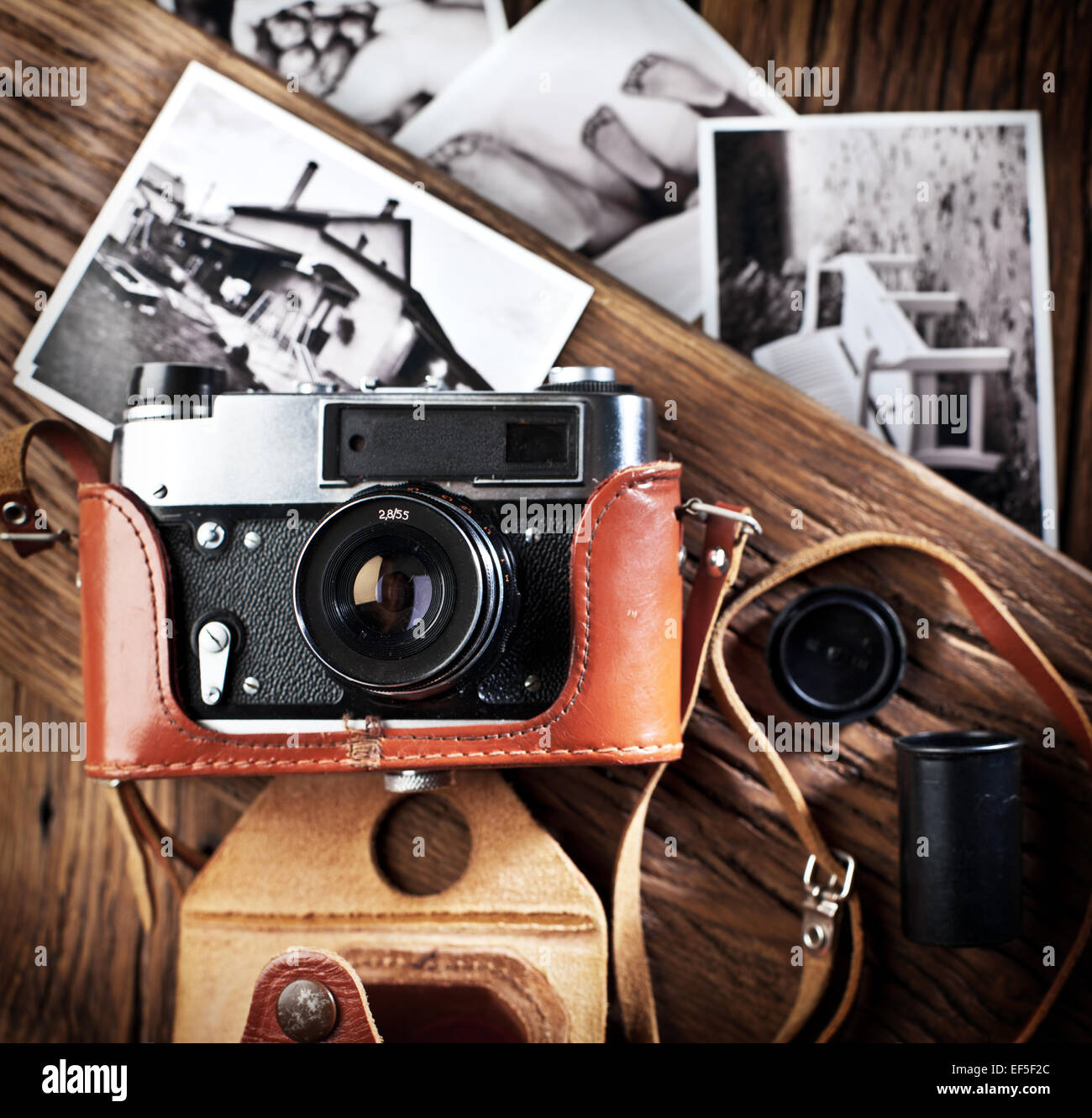 Alten Messsucherkamera und schwarz-weiß-Fotos auf dem alten Holztisch. Stockfoto