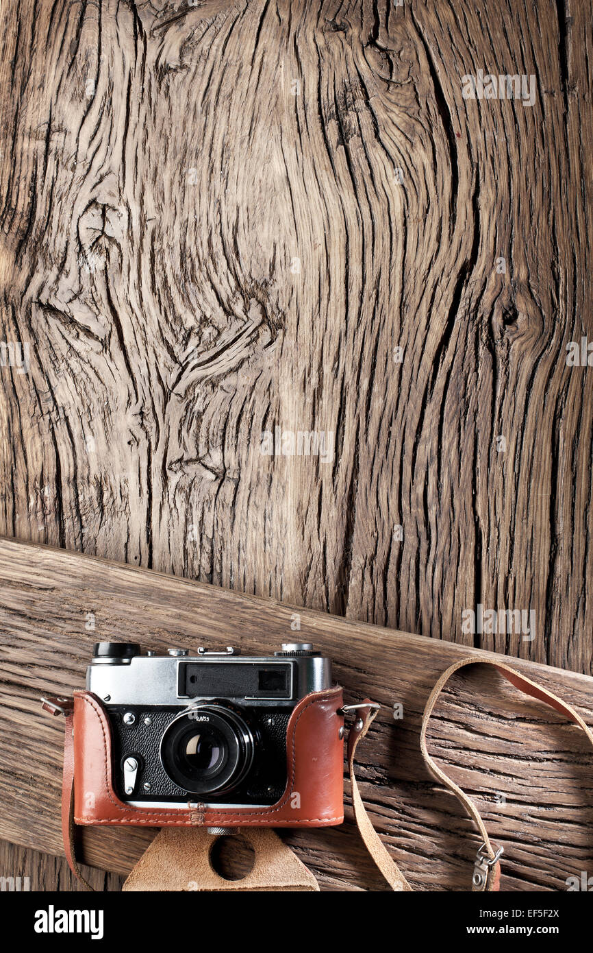 Alten Messsucherkamera auf dem alten Holztisch. Stockfoto