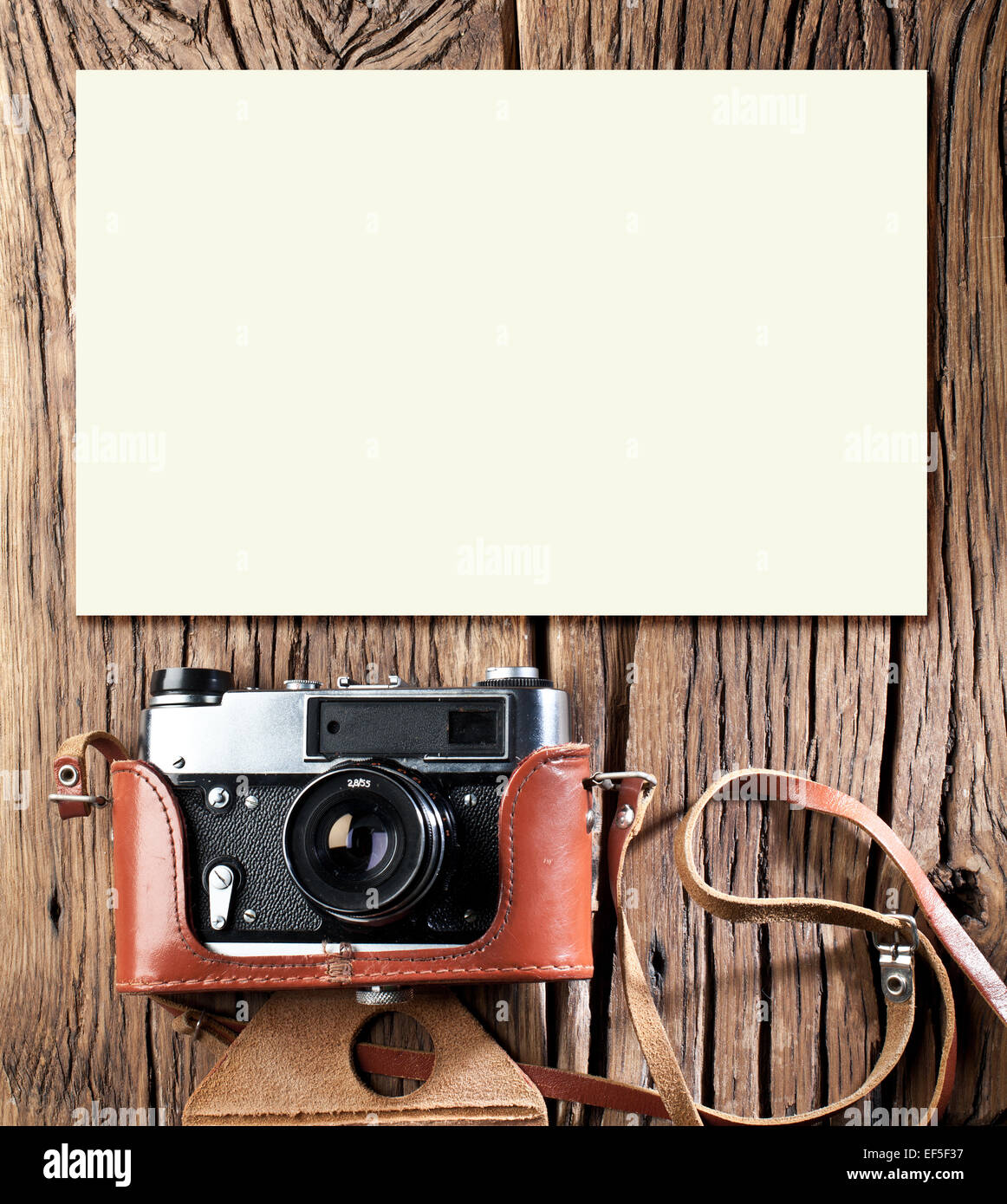 Alten Messsucherkamera auf dem alten Holztisch. Stockfoto