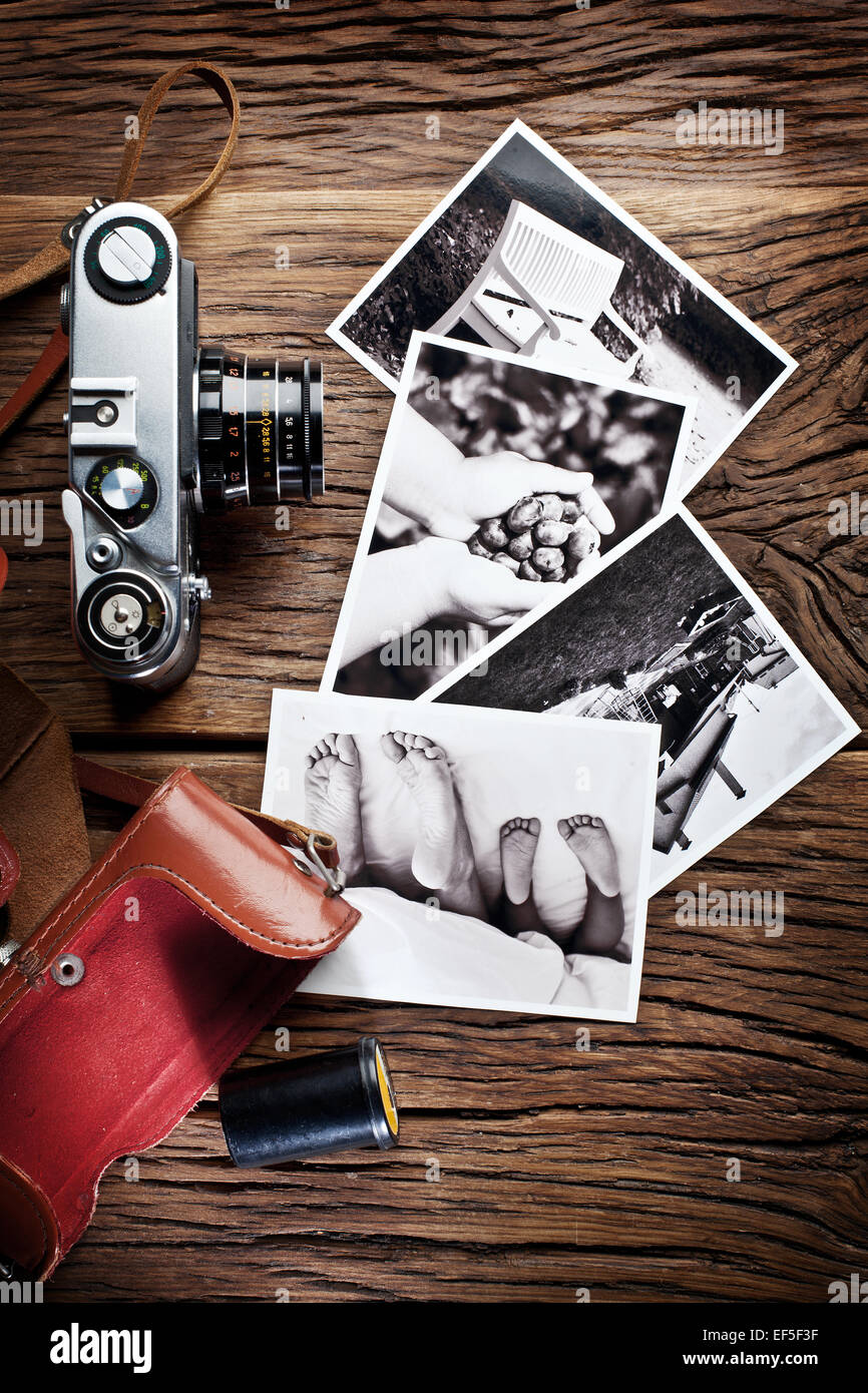 Alten Messsucherkamera und schwarz-weiß-Fotos auf dem alten Holztisch. Stockfoto