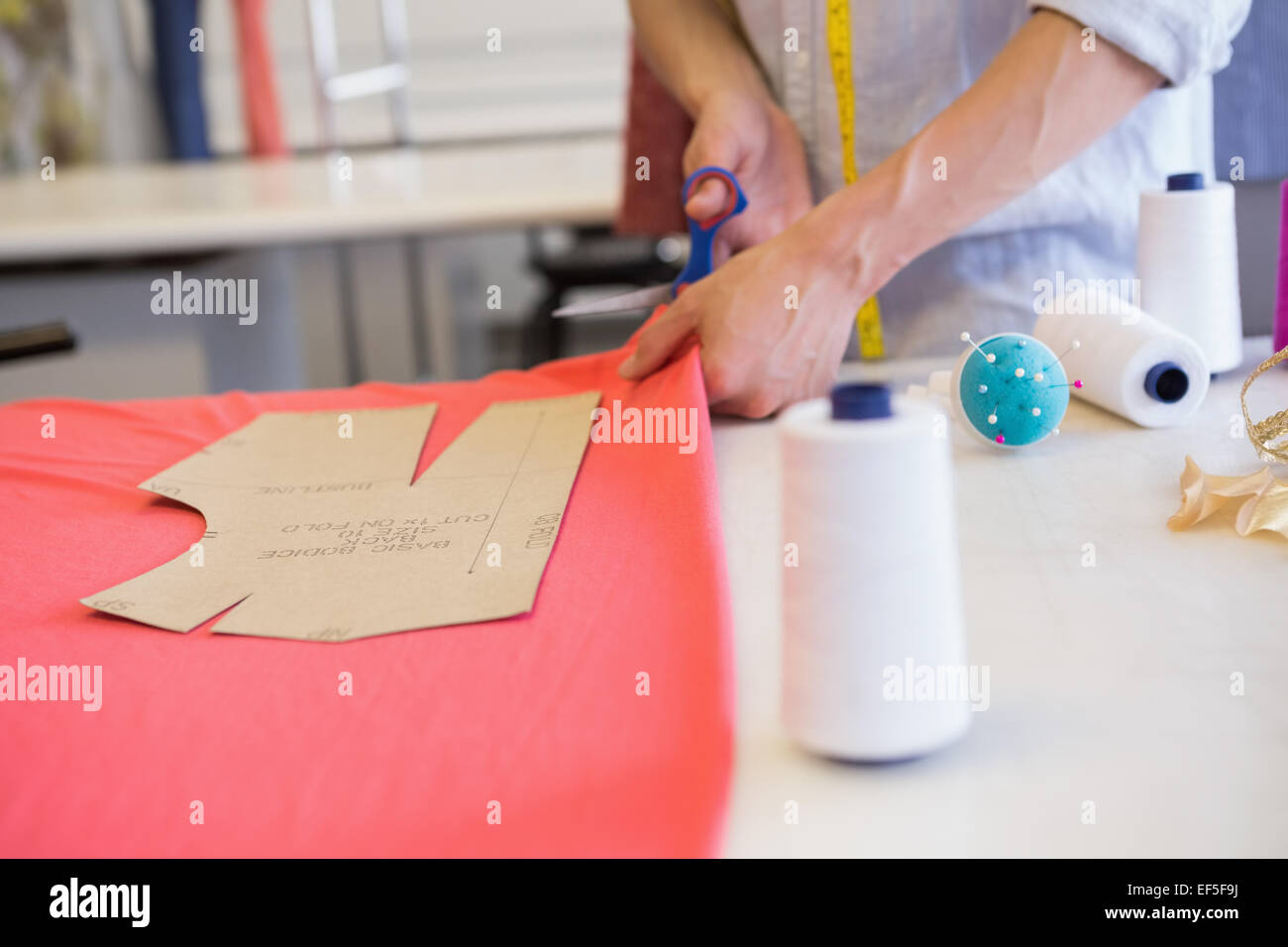 Schüler Schneiden Stoff mit Schere Stockfoto
