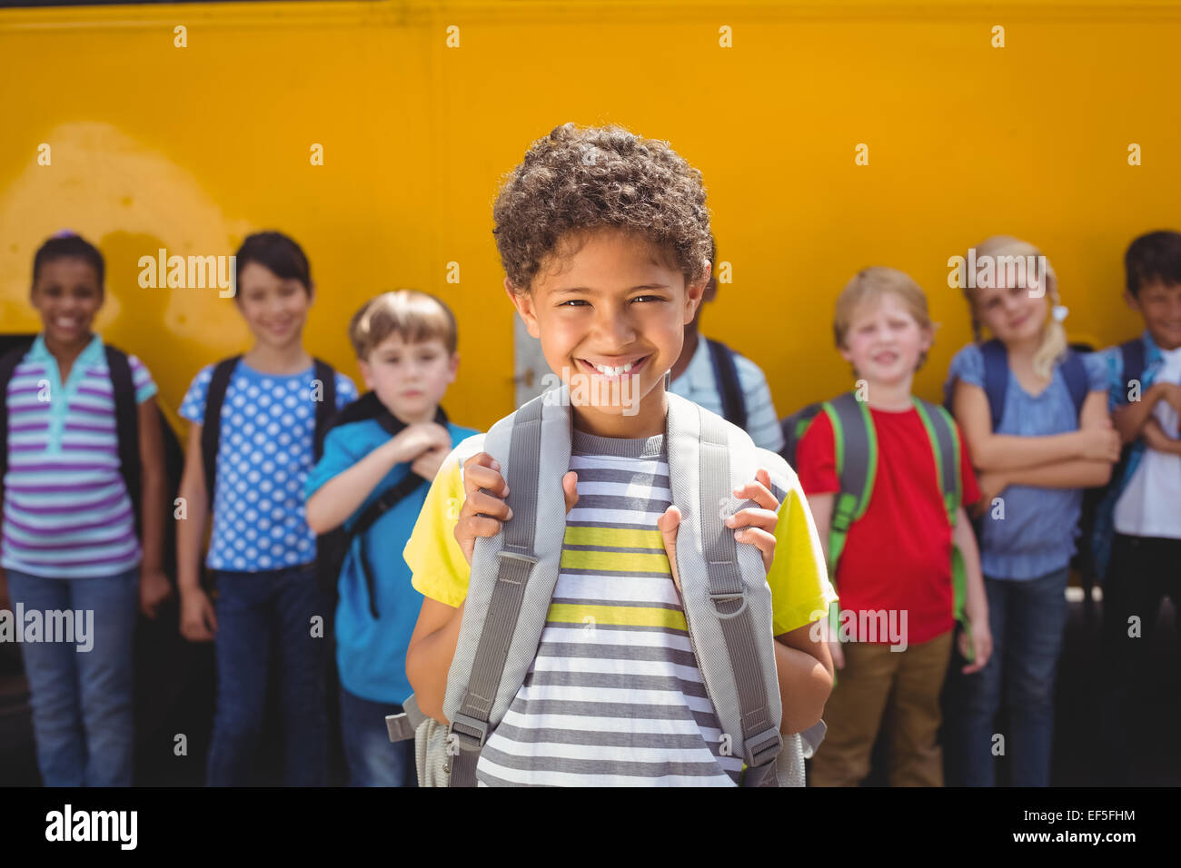 Niedlichen Schülerinnen lächelnd in die Kamera durch den Schulbus Stockfoto