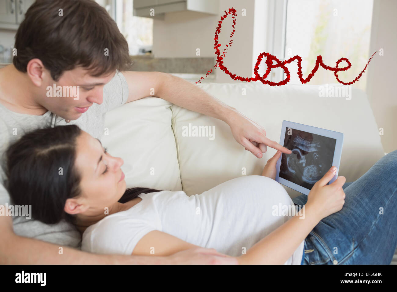 Zusammengesetztes Bild der künftigen Eltern betrachten Ultraschalluntersuchung auf Tablet-pc Stockfoto