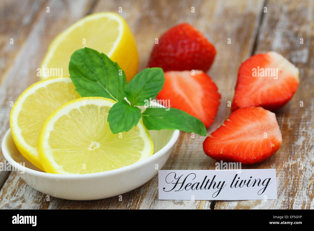 Gesundes Wohnen-Karte mit Zitrone und Erdbeeren Stockfoto