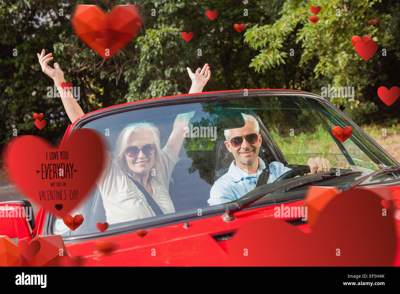Montagebild von älteres Paar in roten Cabriolet Jubel in die Kamera Stockfoto