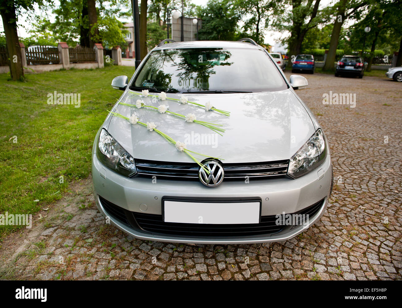 Brautauto Blumen Dekoration auf Hauben von Volkswagen Stockfoto