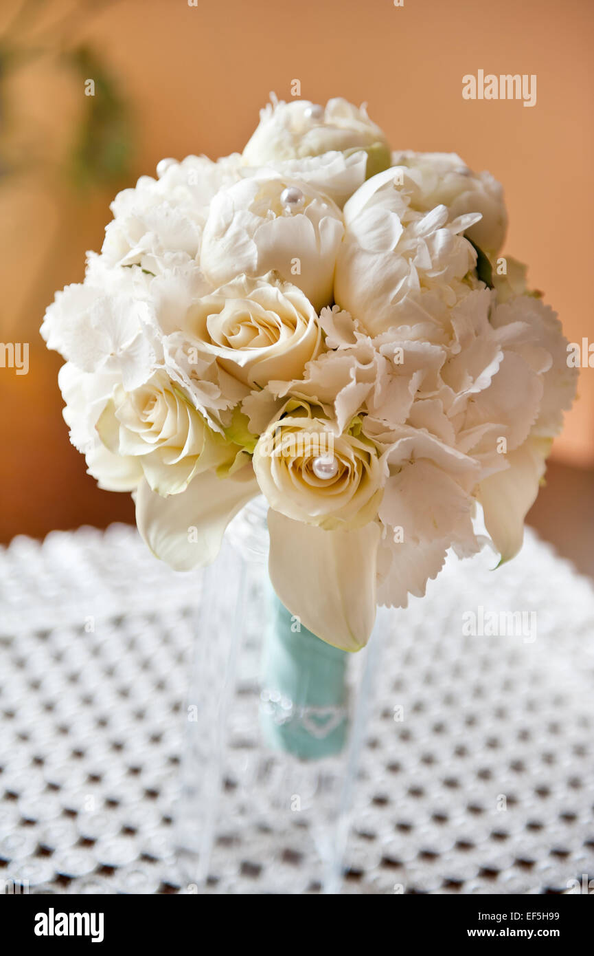 Brautmoden weiße Rosen Strauß Hochzeitsblumen Stockfoto