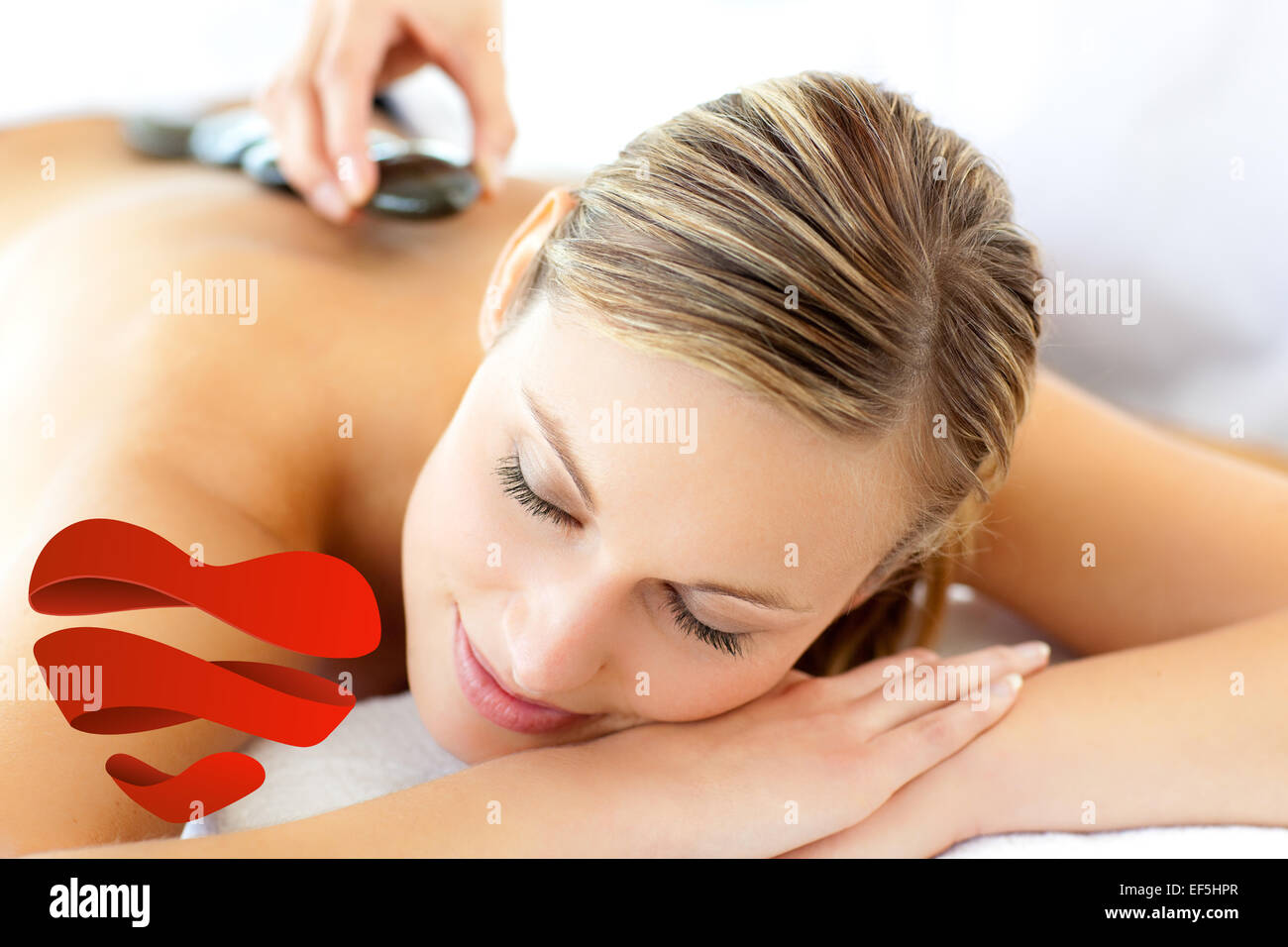 Zusammengesetztes Bild attraktive Frau mit einer massage Stockfoto