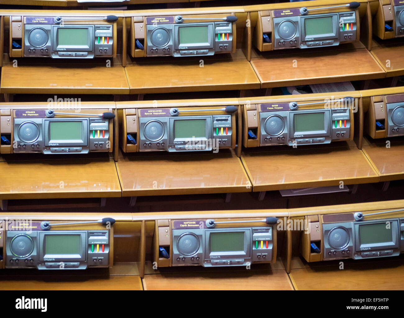 Kiew, Ukraine. 27. Januar 2015. Das voting-System "Rada"--Verkhovna Rada der Ukraine heute 27. Januar 2015, in einer Erklärung Russisch verleiht den Status "Aggressor-Staat", und suchen Anerkennung der abtrünnigen Donezk und Lugansk Volks Republik Terrororganisationen.  Das Dokument wurde heute auf einer Sondertagung der Verkhovna Rada verabschiedet, die Initiative unterstützt die 271 MP. Sein Projekt vorgestellt-Stellvertreter der "Selbsthilfe" Anna Gopko. Bildnachweis: Igor Golovnov/Alamy Live-Nachrichten Stockfoto