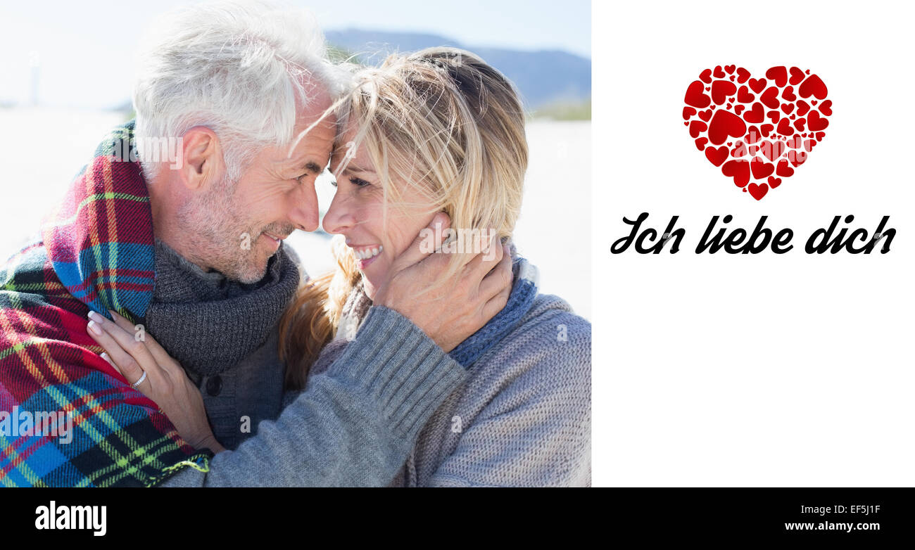 Zusammengesetztes Bild glücklich verheiratetes Paar umarmt am Strand Stockfoto