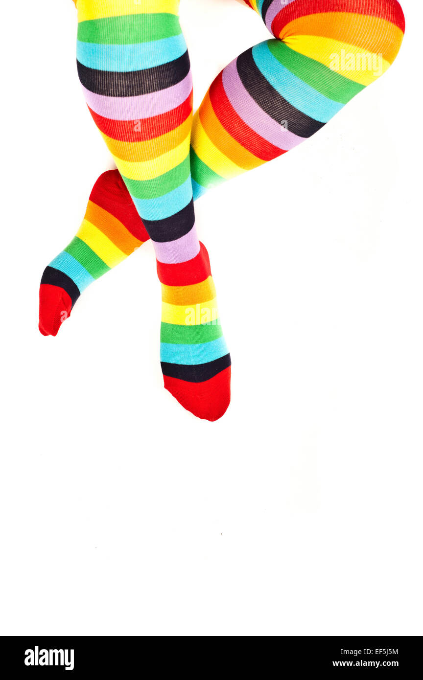 Frau Beine tragen bunte Regenbogen Kniestrümpfe Socken, isoliert Stockfoto