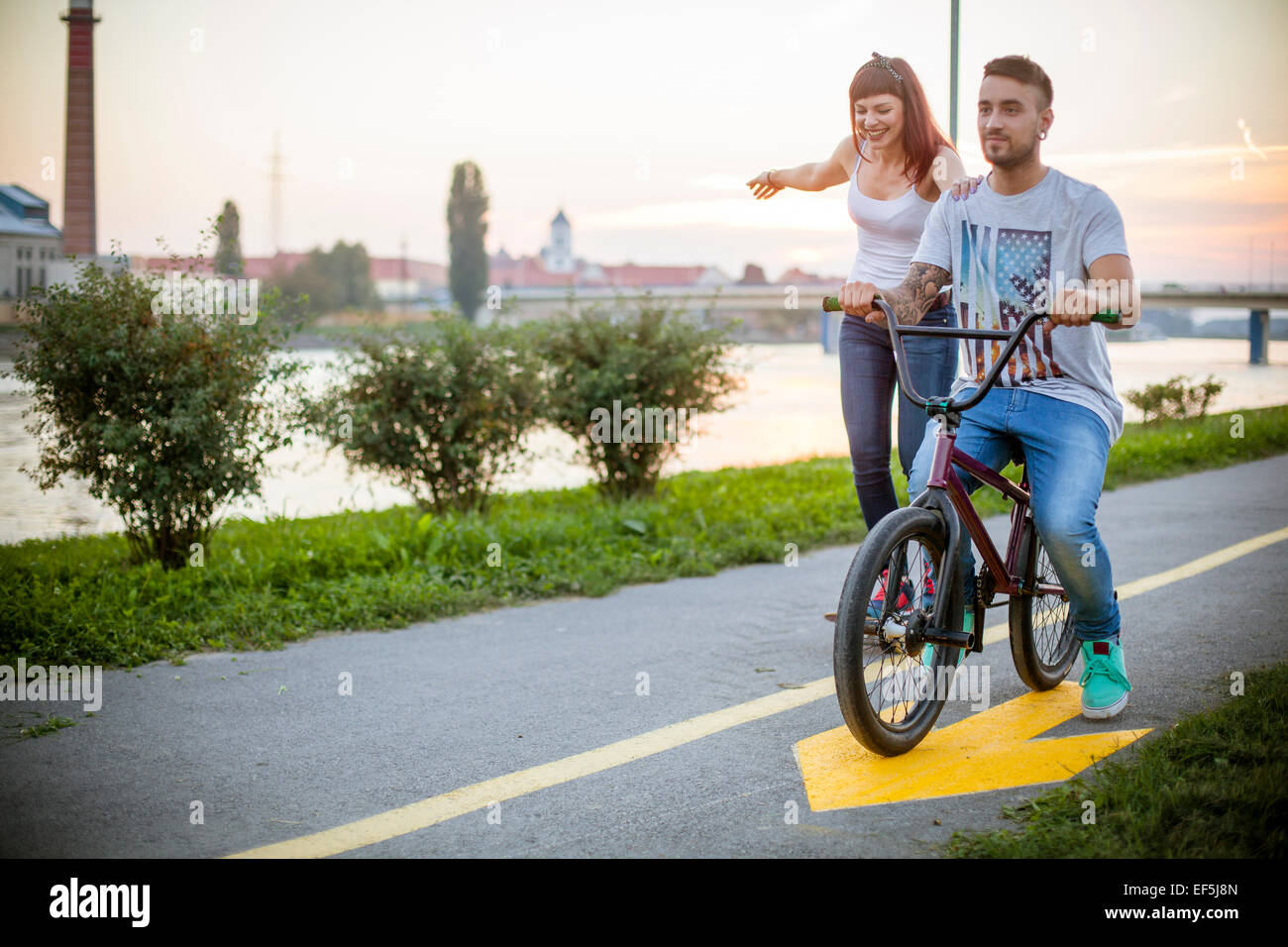 Rad Fahren Zusammen Oder Getrennt Frauen radfahren -Fotos und -Bildmaterial in hoher Auflösung – Alamy