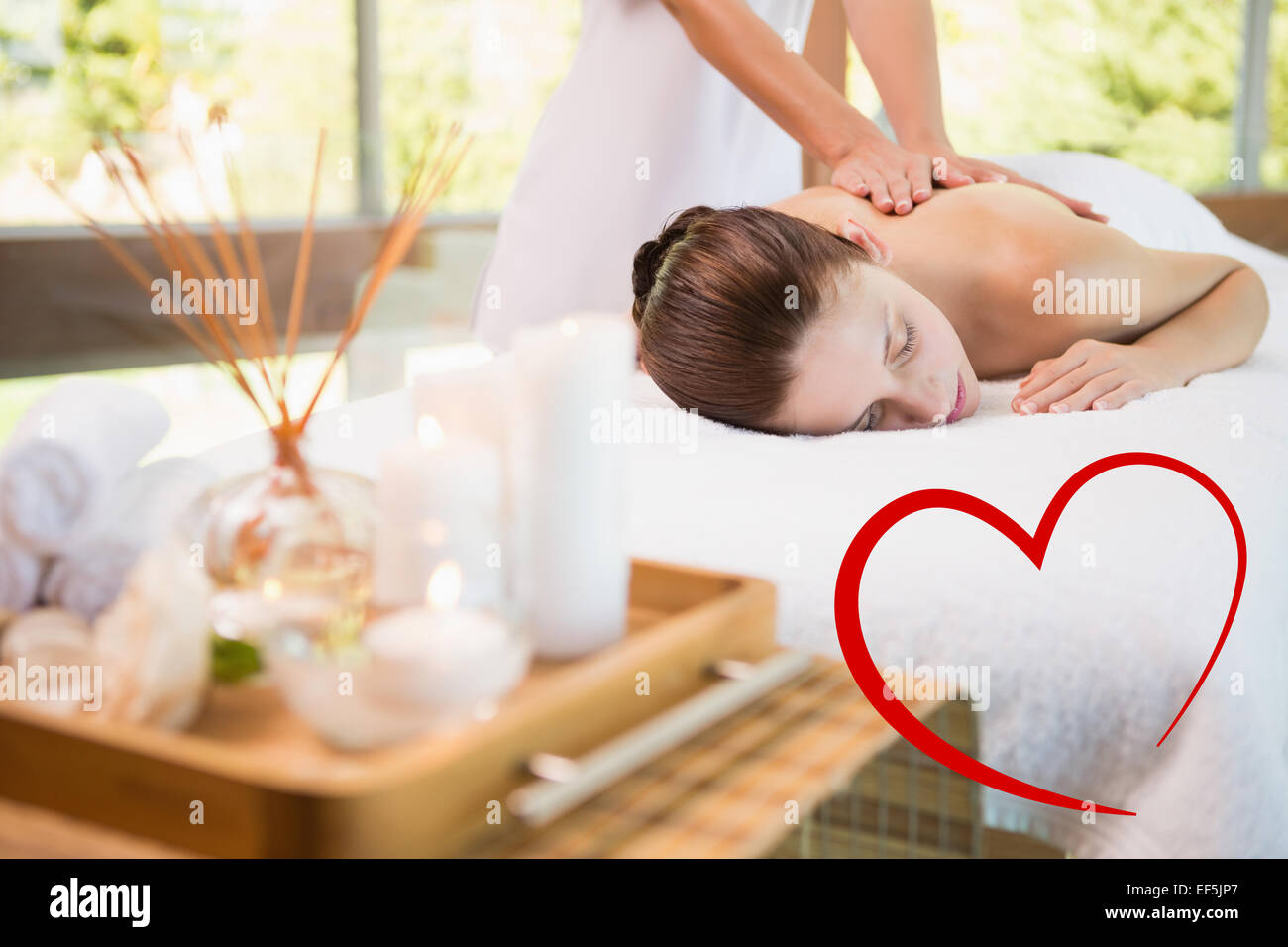 Zusammengesetztes Bild attraktive Frau empfangen Rückenmassage im Wellnesscenter Stockfoto
