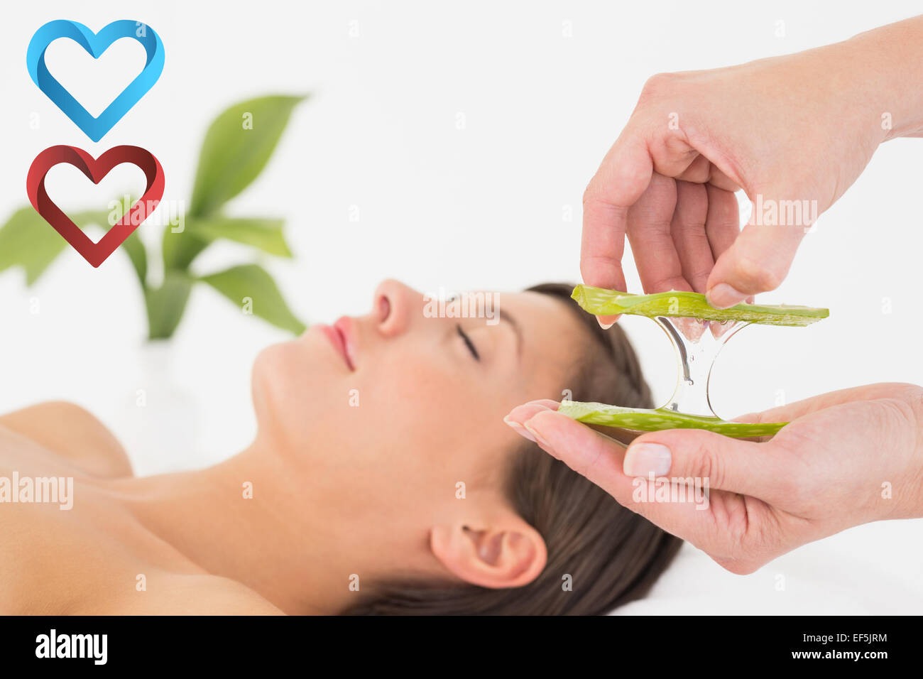 Zusammengesetztes Bild der attraktiven jungen Frau empfangen Aloe Vera  Massage im Wellnesscenter Stockfotografie - Alamy