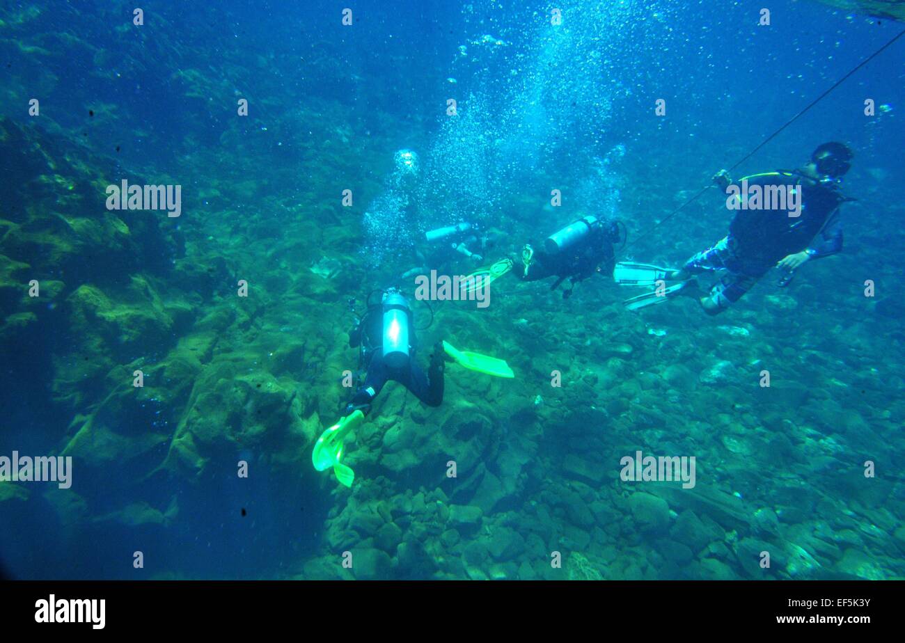 Sangihe, Indonesien. 27. Januar 2015. Taucher Tauchen auf dem Gelände des Unterwasser-Vulkan Banua Wuhu in der Nähe von Mahegentang Insel auf den Inseln Sangihe, Nord-Sulawesi, Indonesien, 27. Januar 2015. Der Krater-Spot der Banua Wuhu zeichnet sich durch Luftblasen zwischen den Felsen. Die durchschnittliche Temperatur reicht von 37 bis 38 Grad Celsius. © Zulkarnain/Xinhua/Alamy Live-Nachrichten Stockfoto