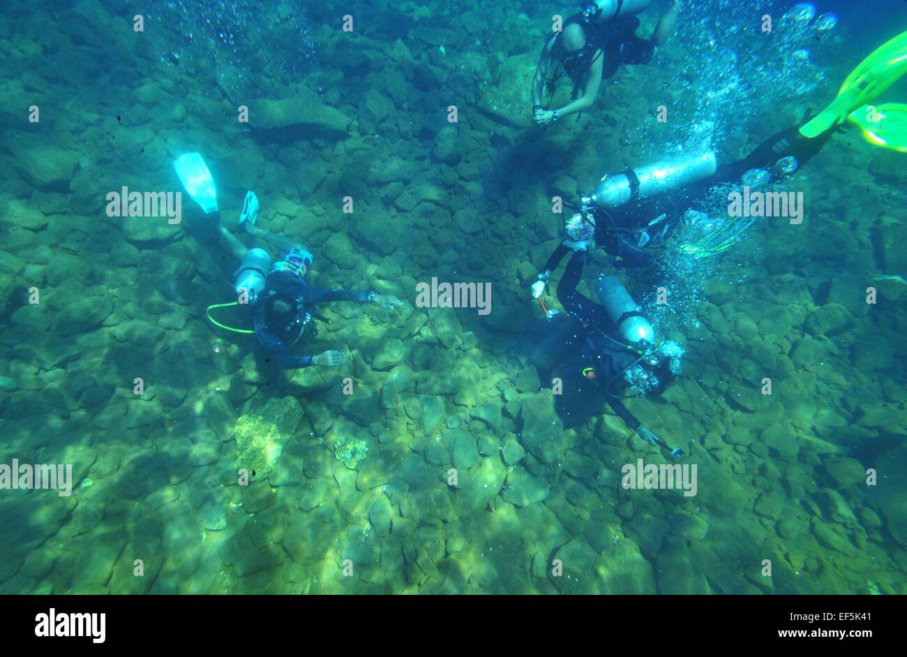 Sangihe, Indonesien. 27. Januar 2015. Taucher Tauchen auf dem Gelände des Unterwasser-Vulkan Banua Wuhu in der Nähe von Mahegentang Insel auf den Inseln Sangihe, Nord-Sulawesi, Indonesien, 27. Januar 2015. Der Krater-Spot der Banua Wuhu zeichnet sich durch Luftblasen zwischen den Felsen. Die durchschnittliche Temperatur reicht von 37 bis 38 Grad Celsius. © Zulkarnain/Xinhua/Alamy Live-Nachrichten Stockfoto