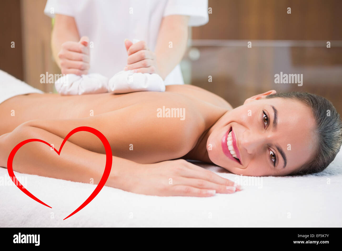 Zusammengesetztes Bild attraktive Frau, die eine Behandlung im Spa-center Stockfoto