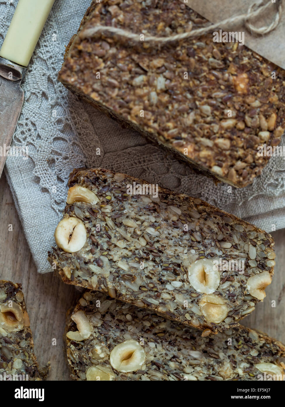 Ohne Mehl Brot mit Sonnenblumen, Flachs und Chia Samen, Hafer, Samen Flohsamenschalen und Haselnüsse. Stockfoto