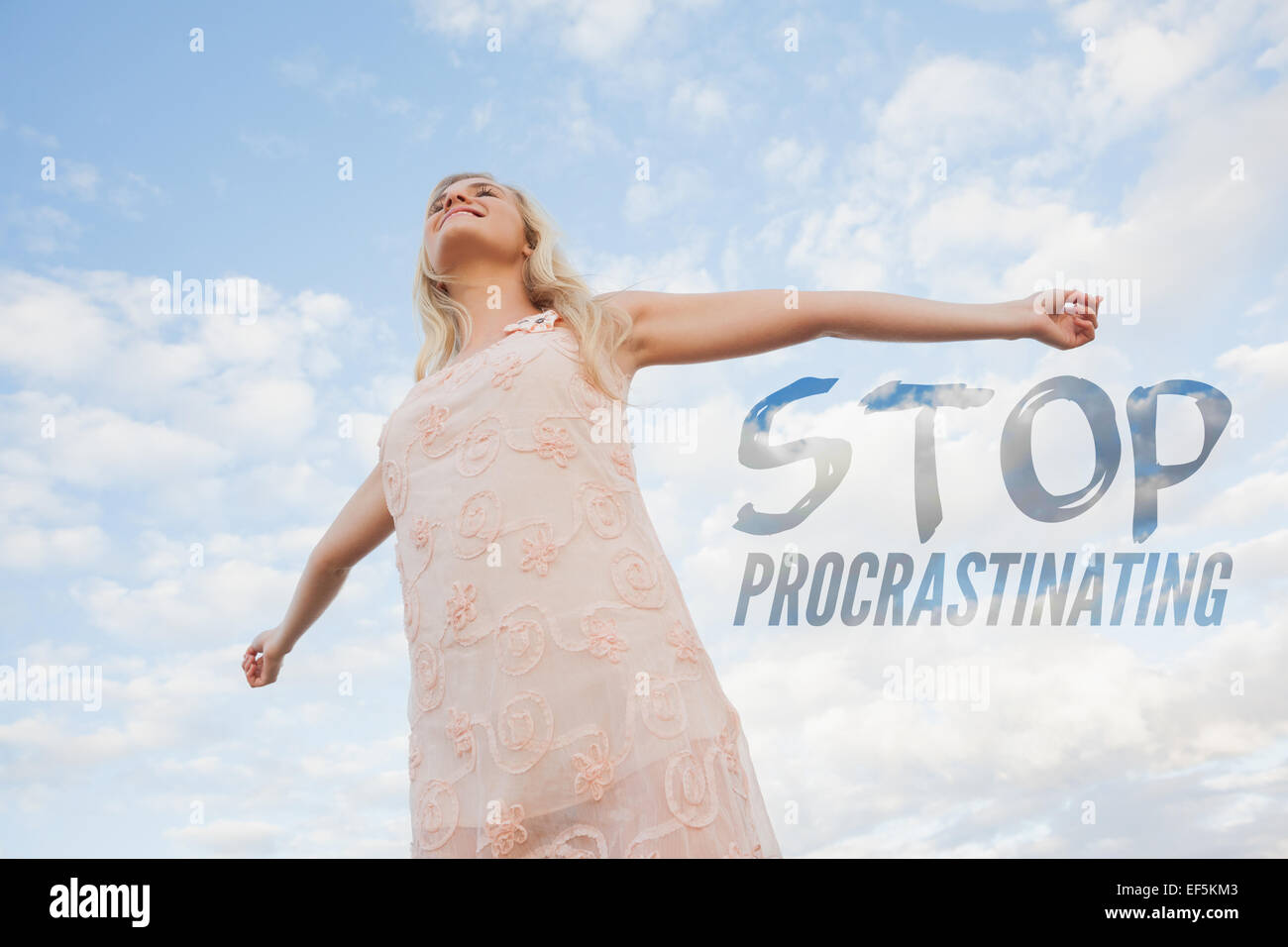 Zusammengesetztes Bild der jungen Frau im Sommer Kleid stretching Arme gegen den Himmel Stockfoto