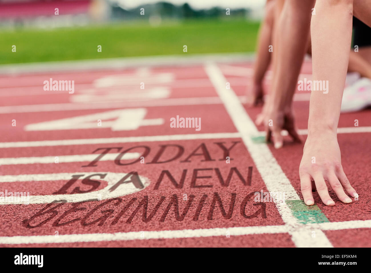 Zusammengesetztes Bild beschnitten Menschen bereit für das Rennen auf "Track" Stockfoto