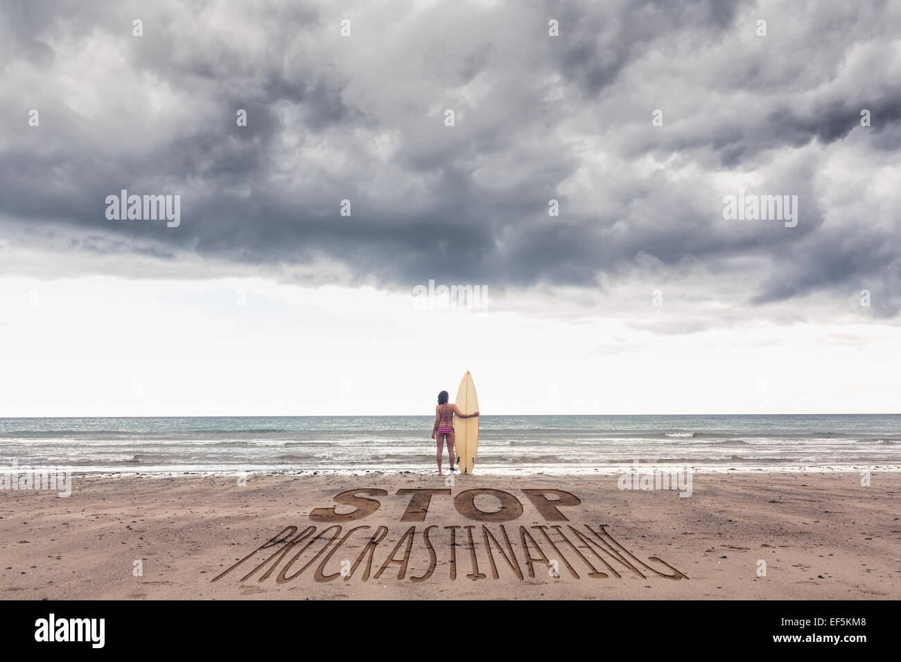 Zusammengesetztes Bild ruhig Frau im Bikini mit Surfbrett am Strand Stockfoto