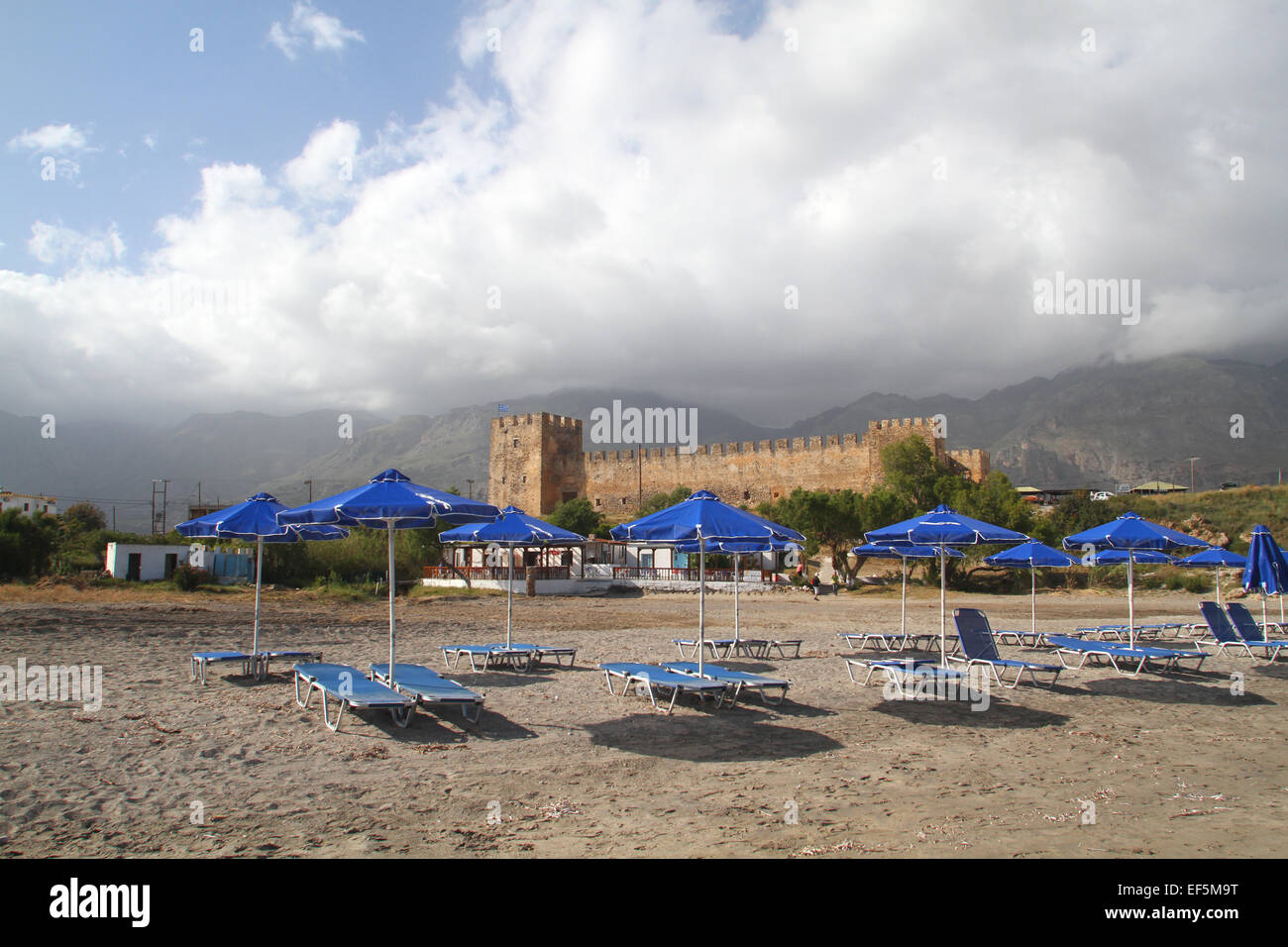 BLUE SUN Betten Sonnenschirme CASTLE & Berge FRANGOKASTELLO Kreta Griechenland 29. April 2014 Stockfoto