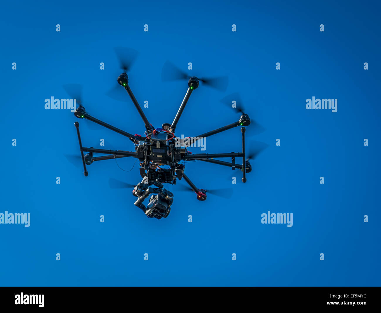 Dji s1000, ferngesteuerte Drohne fliegen mit einer Kamera, Island. Stockfoto