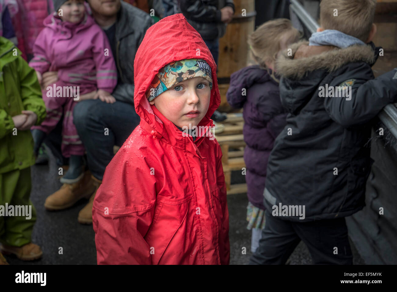 Kind trägt einen Regenmantel, der Seemann Festival, Reykjavik, Island Stockfoto