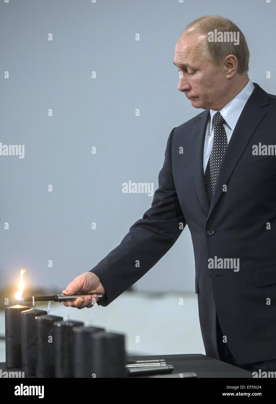 Moskau. 27. Januar 2015. Der russische Präsident Vladimir Putin zündet eine Kerze im Rahmen einer Feierstunde zum 70. Jahrestag der Befreiung des Konzentrationslagers Auschwitz im jüdischen Museum in Moskau am 27. Januar 2015. © RIA Novosti/Xinhua/Alamy Live-Nachrichten Stockfoto