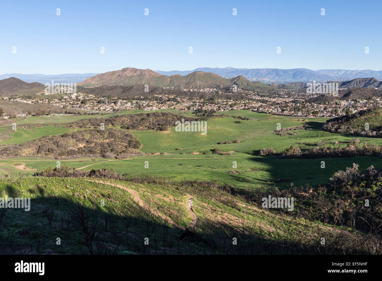 Los Angeles Vorstadtbereich Gehäuse Zersiedelung neben Santa Monica Mountains National Recreation Area Grasland. Stockfoto