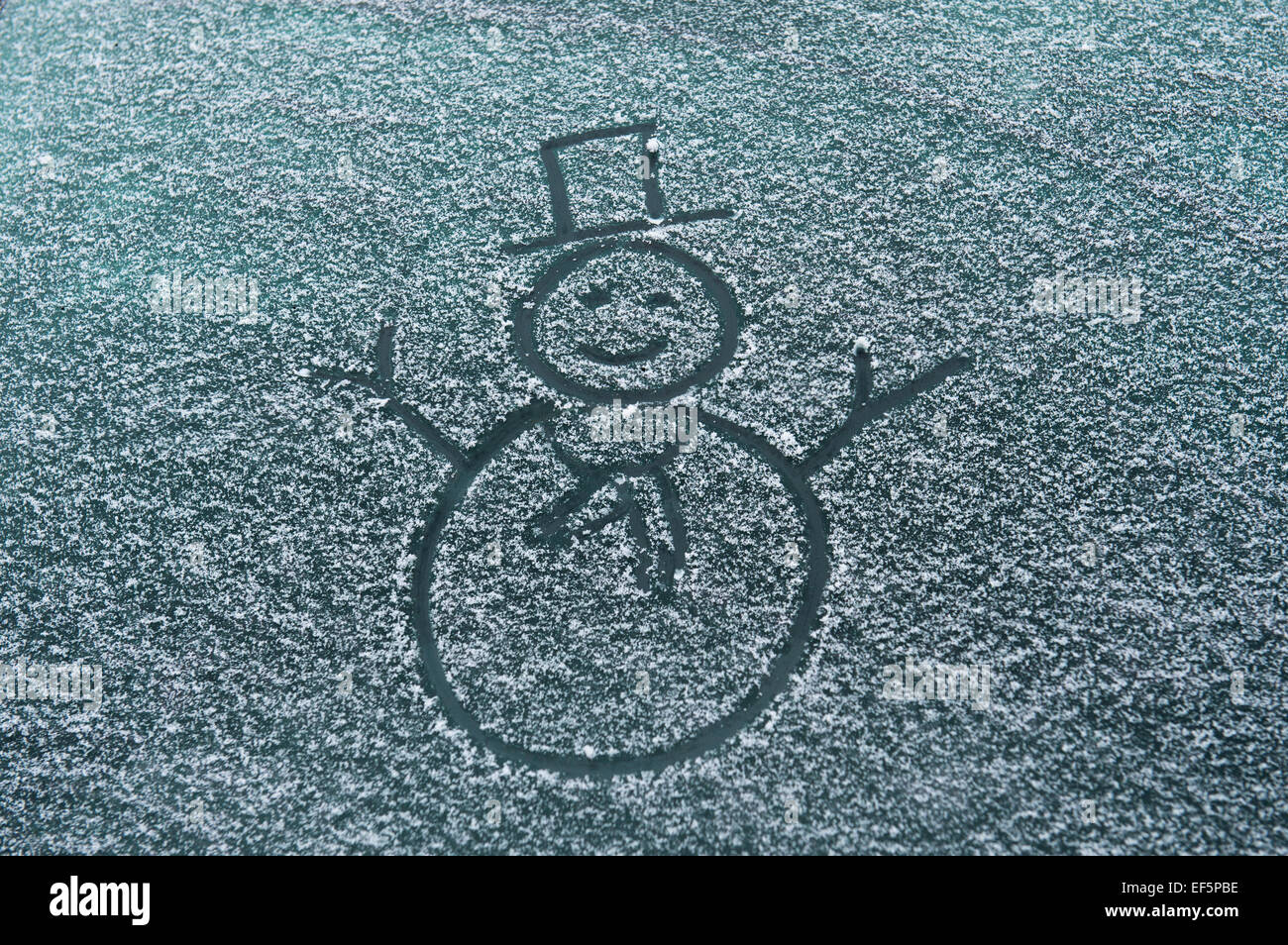 Schneemann auf eine frostige Auto Windschutzscheibe gezeichnet Stockfoto