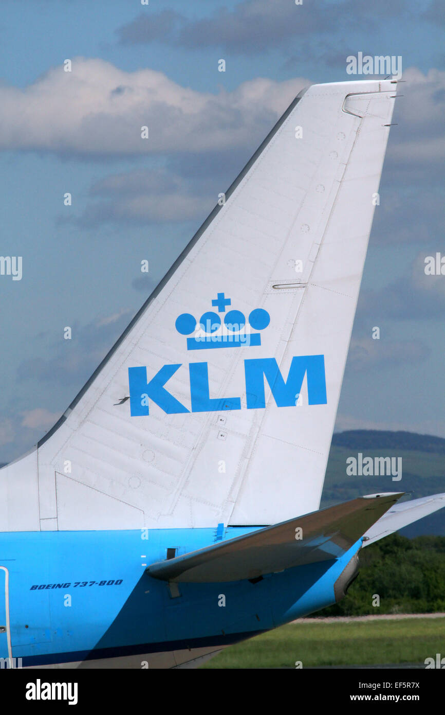 KLM-BOEING 737 - 8K 2 Flugzeuge TAIL FIN Flughafen MANCHESTER ENGLAND 14. Mai 2014 Stockfoto