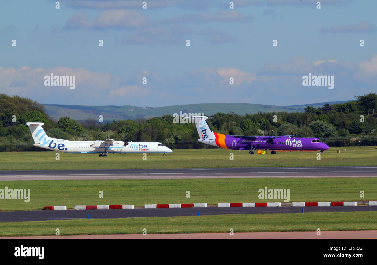 2 FLYBE BOMBARDIER DASH 8 Q400 Flugzeug G-ECOR & G-ECOH Flughafen MANCHESTER ENGLAND 14. Mai 2014 Stockfoto