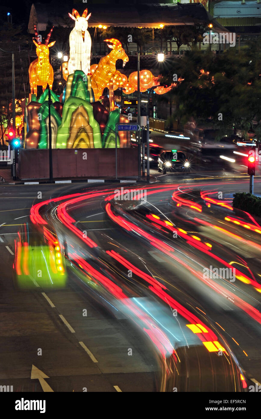 Singapur. 27. Januar 2015. Foto aufgenommen am 27. Januar 2015 zeigt Laterne Dekorationen entlang Singapurs Chinatown. Für die Medien-Vorschau am Dienstag waren die Laterne Dekorationen für die kommende chinesischen Lunar Jahr der Ziege in Singapurs Chinatown beleuchtet. Bildnachweis: Dann Chih Wey/Xinhua/Alamy Live News Stockfoto