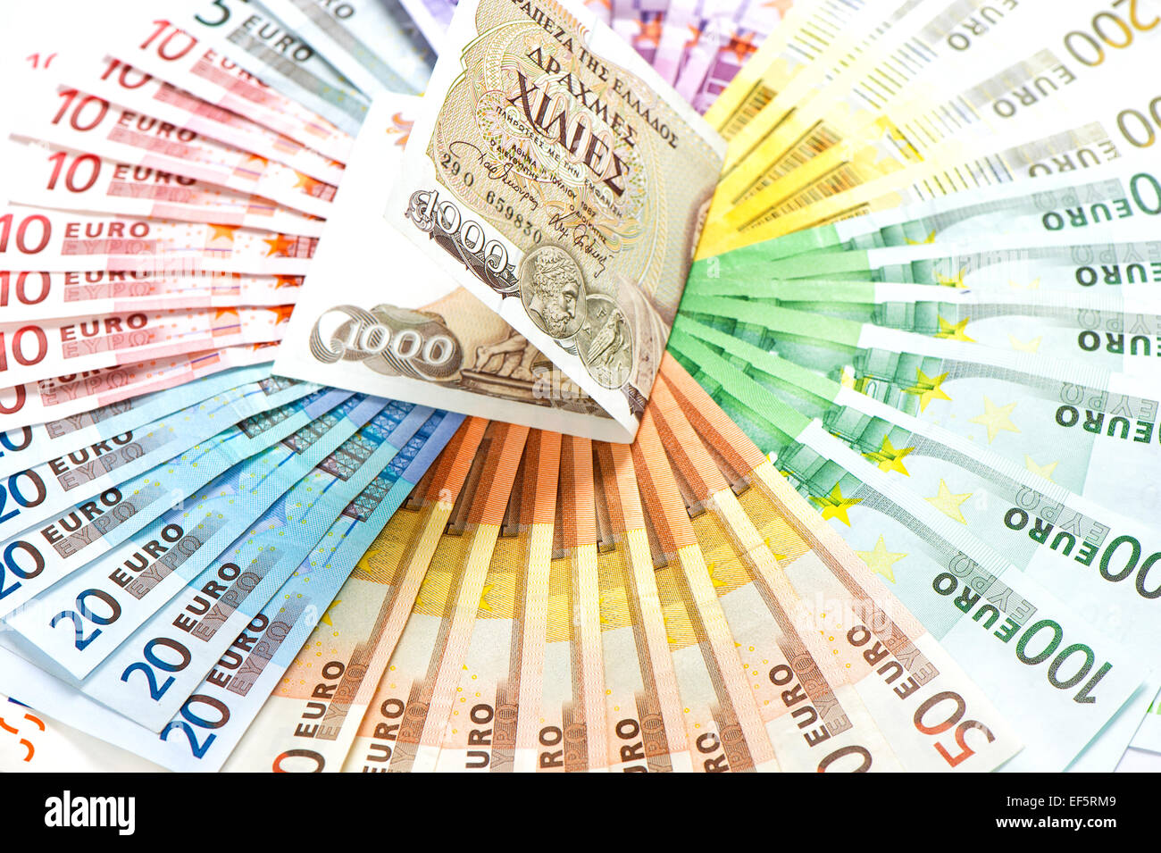 alte griechische Drachme und Euro Bargeld Banknoten. Euro-Finanzkrise-Konzept Stockfoto