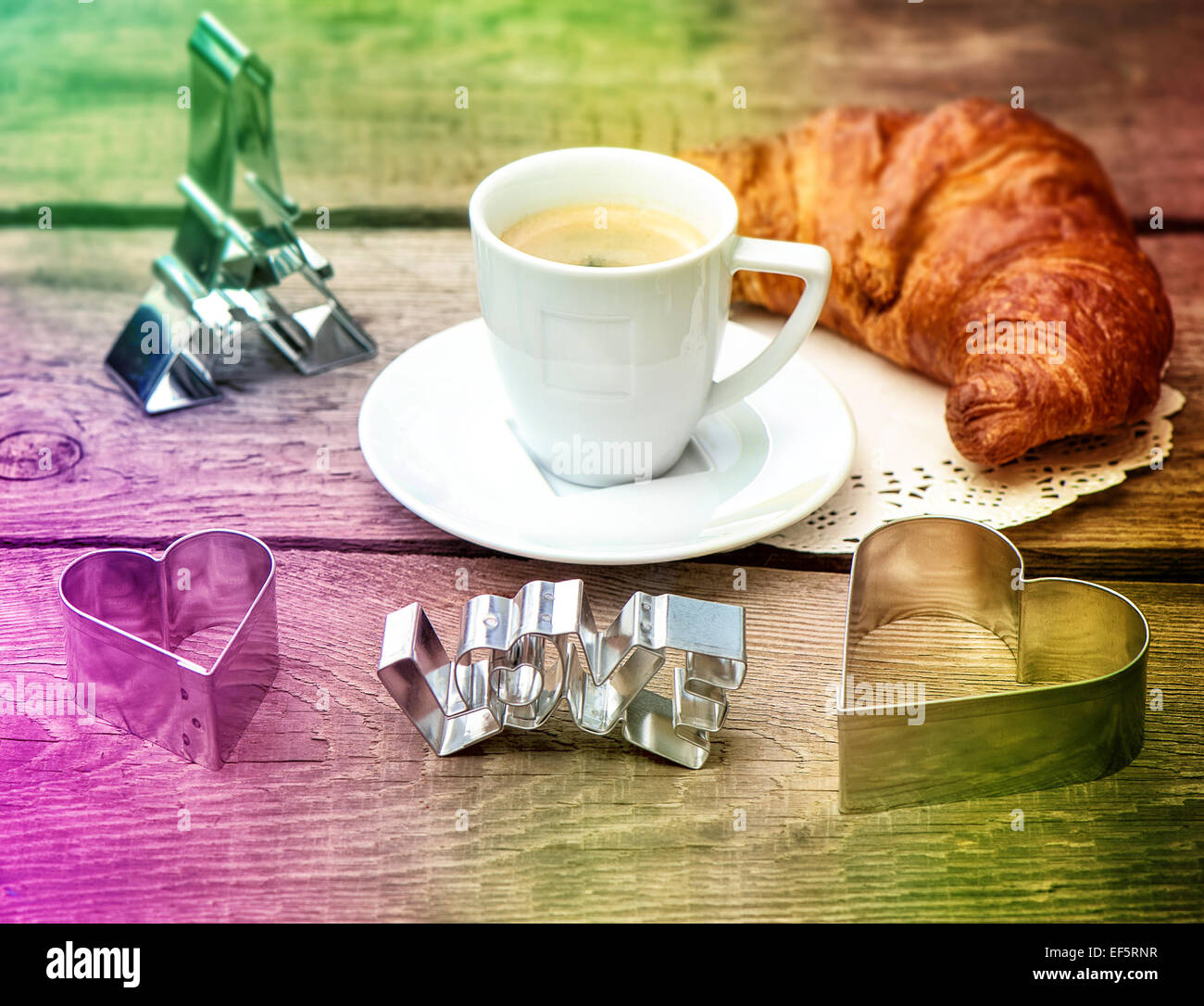 Kaffee mit Croissant und Herz Dekoration. Romantischer Valentinstag Frühstück mit Deco-Wahrzeichen von Paris Eiffelturm. Retro-Stil Stockfoto