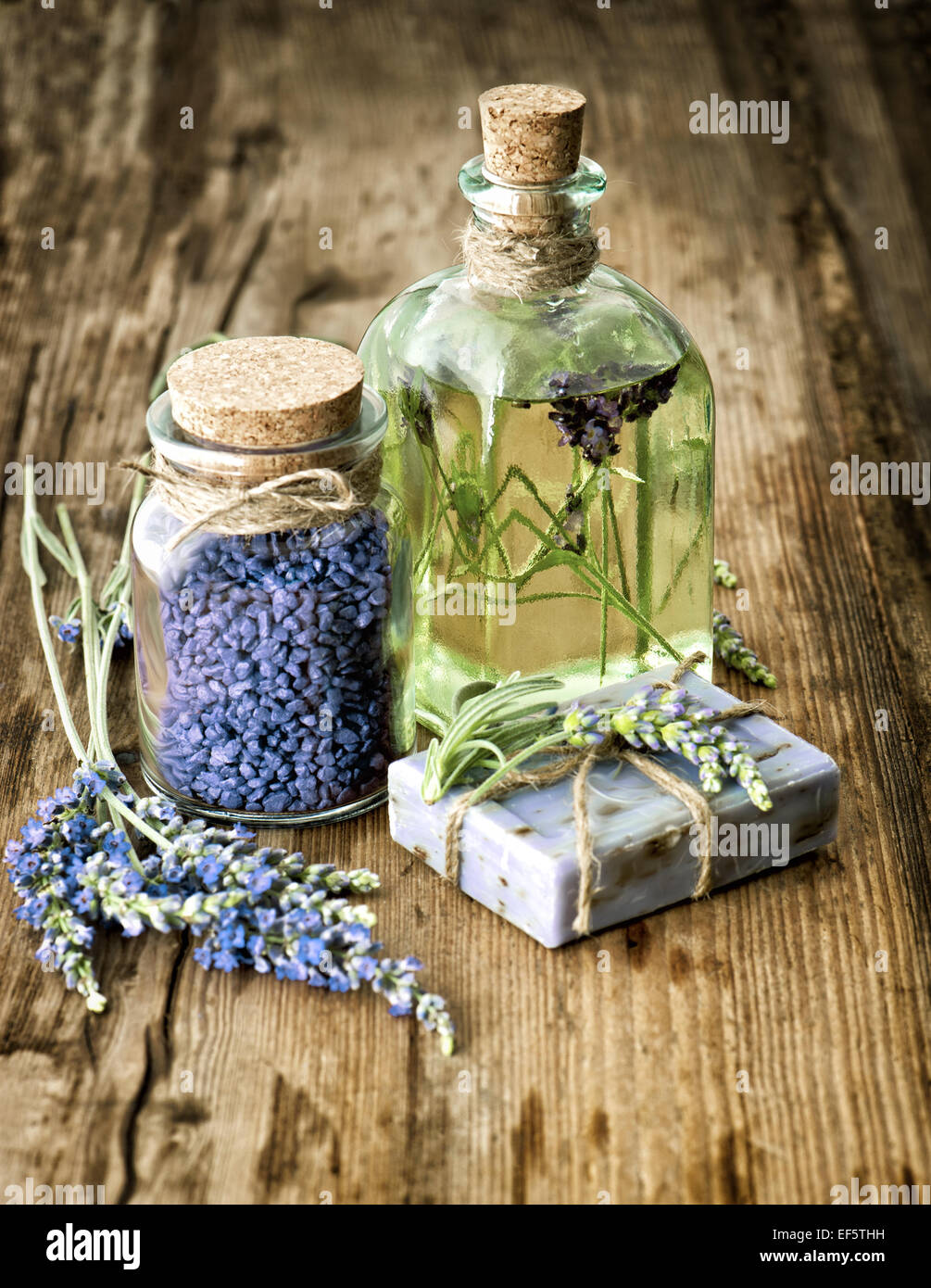 Massage-Öl, pflanzliche Seife und Badesalz mit frischem Lavendel Blumen auf hölzernen Hintergrund. selektiven Fokus Stockfoto