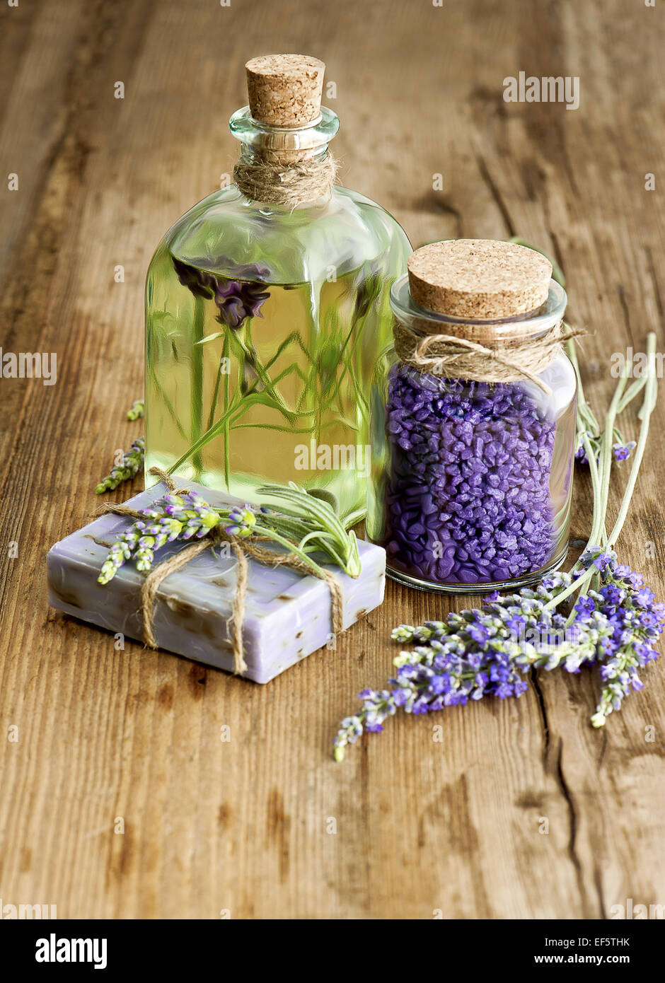 Massage-Öl, pflanzliche Seife und Badesalz mit frischem Lavendel Blumen auf hölzernen Hintergrund. selektiven Fokus Stockfoto