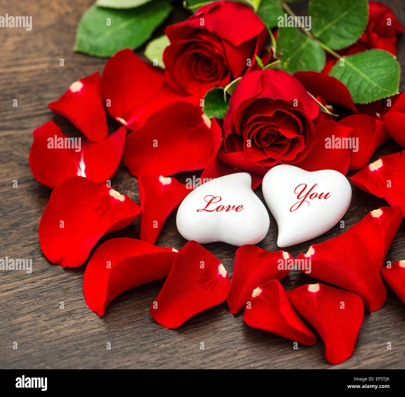 Valentinstag Tag Dekoration rote Rosen und zwei Herzen. Ferien-Hintergrund. Beispieltext Love You Stockfoto