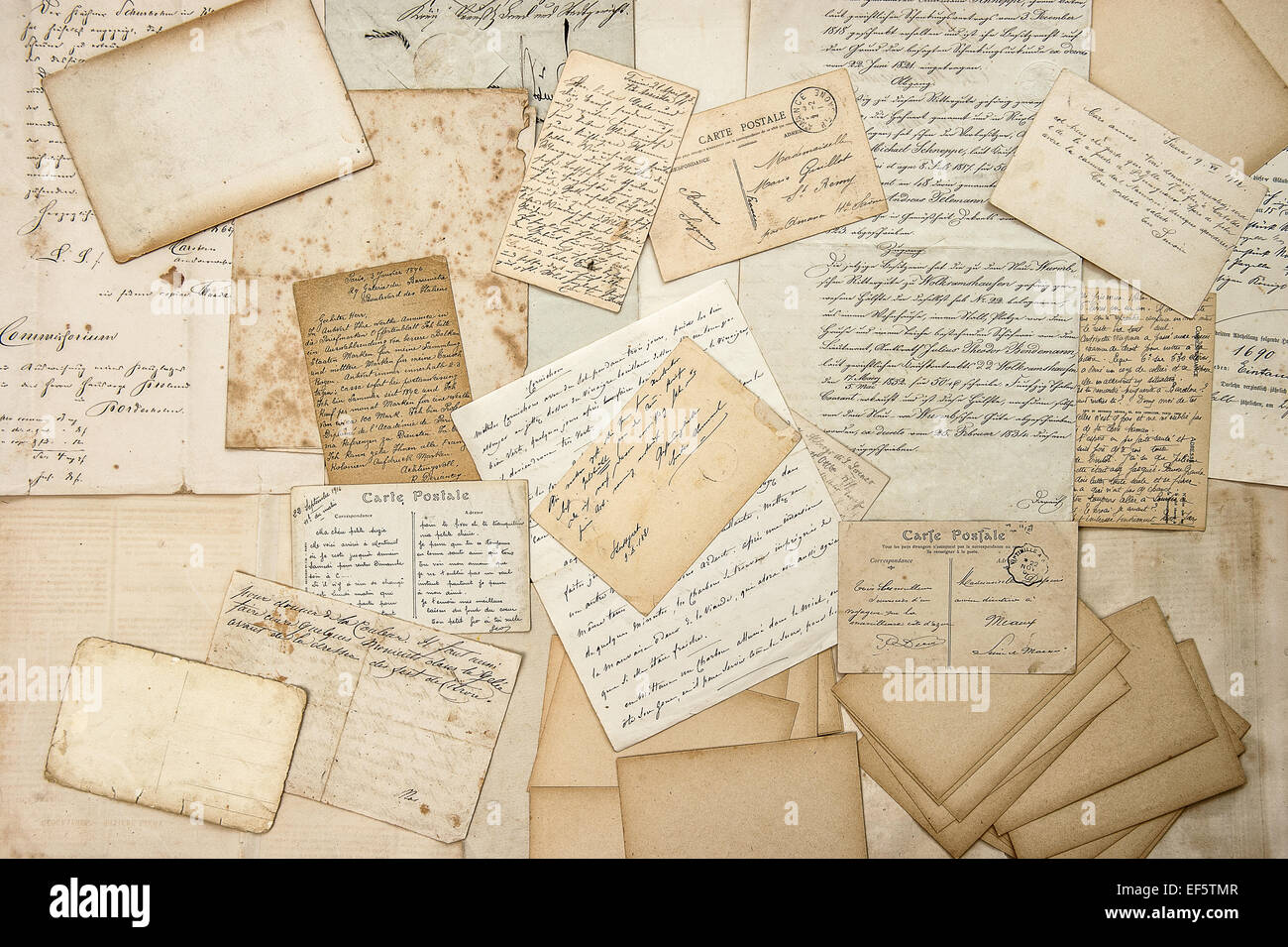 Alte Briefe, Handschriften, alte Ansichtskarten, Ephemera. Grunge Papierstruktur Stockfoto