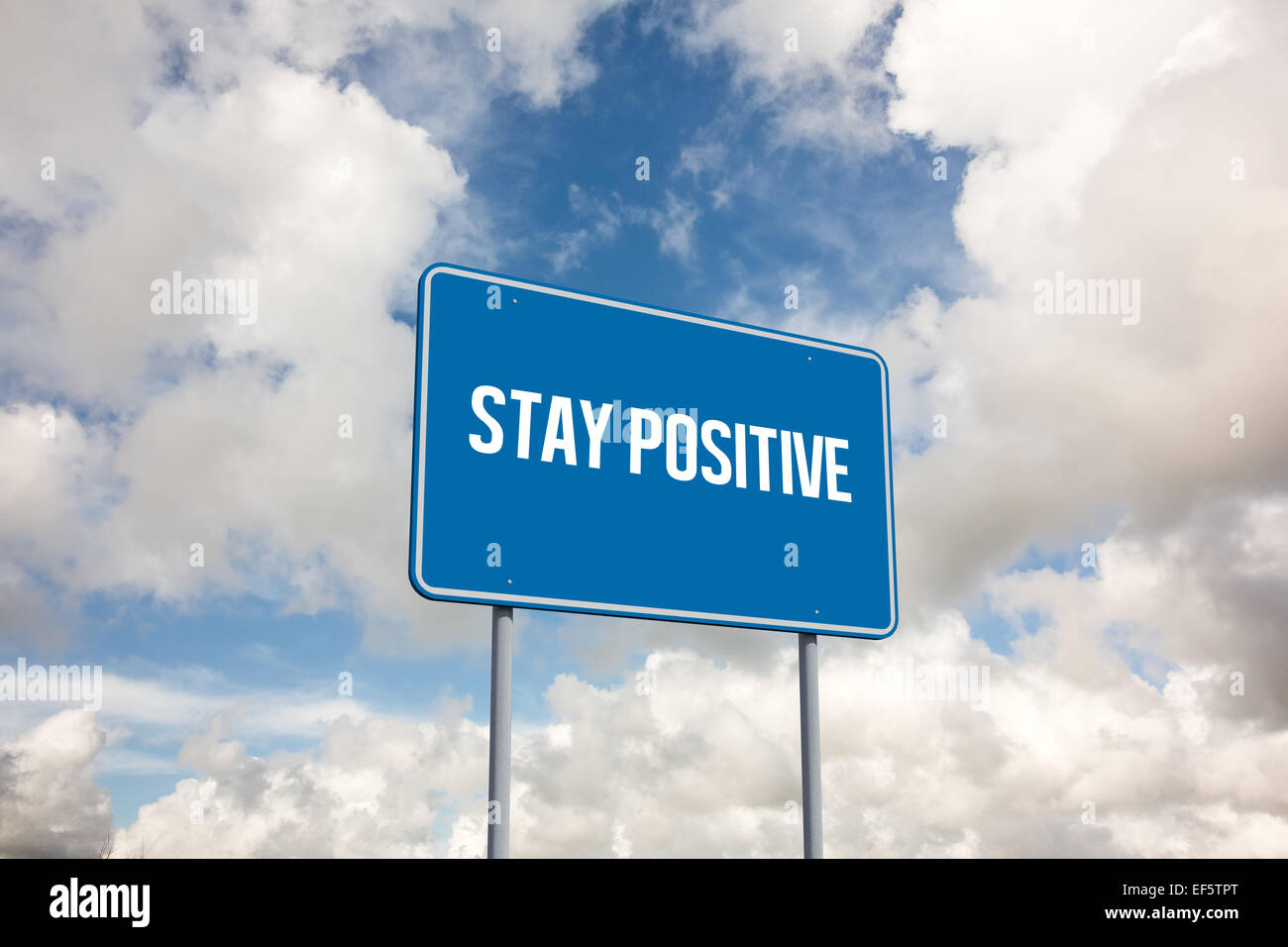 Bleiben Sie positiv gegen blauen Himmel mit weißen Wolken Stockfoto