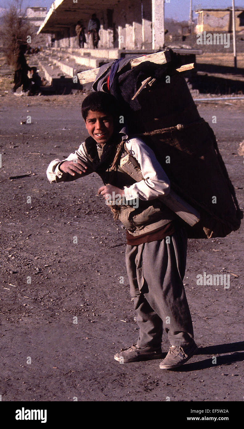 Afghanischer Junge sammeln von Brennholz in Kabul 1994 Stockfoto