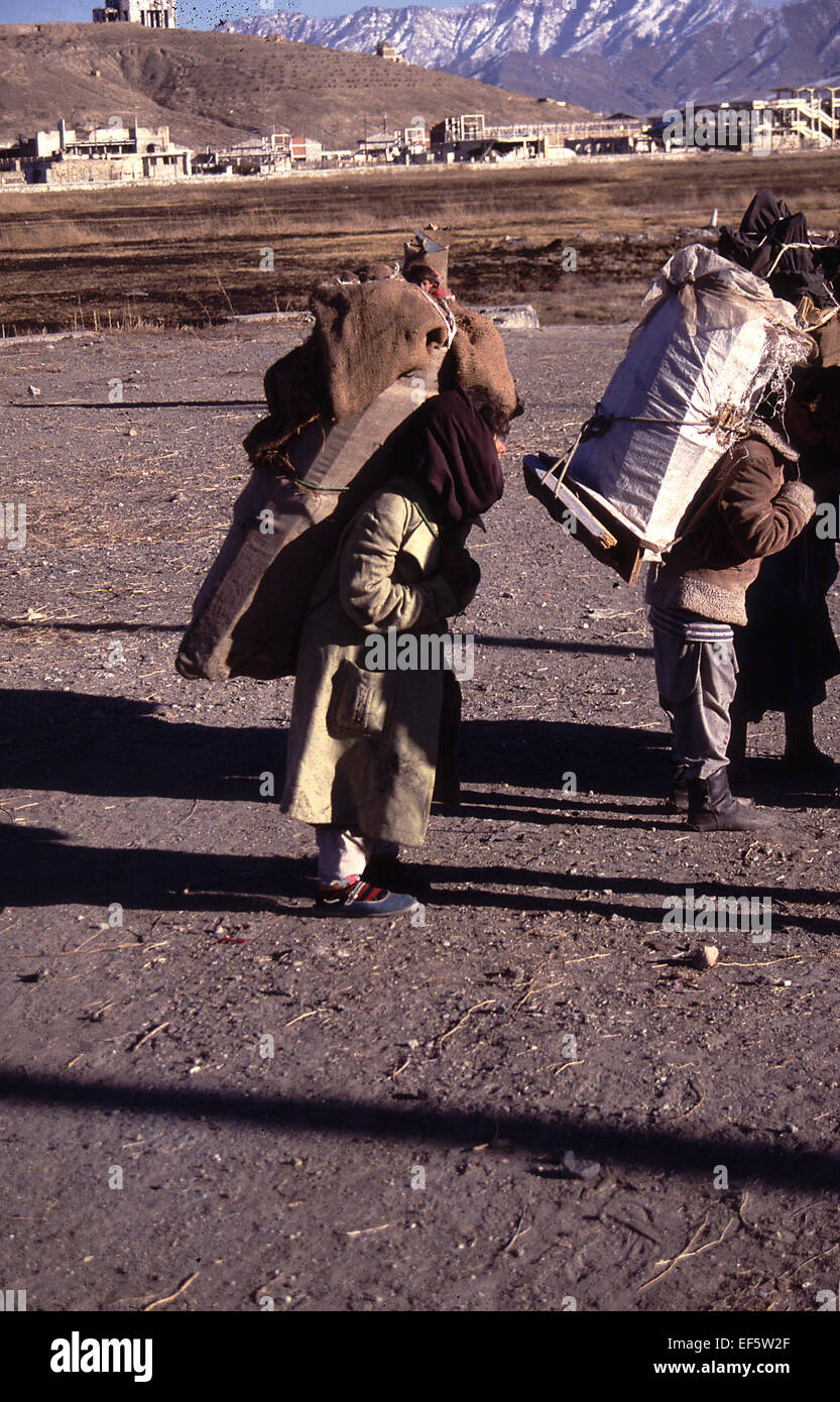 Kinder sammeln von Brennholz in Kabul 1994 Stockfoto